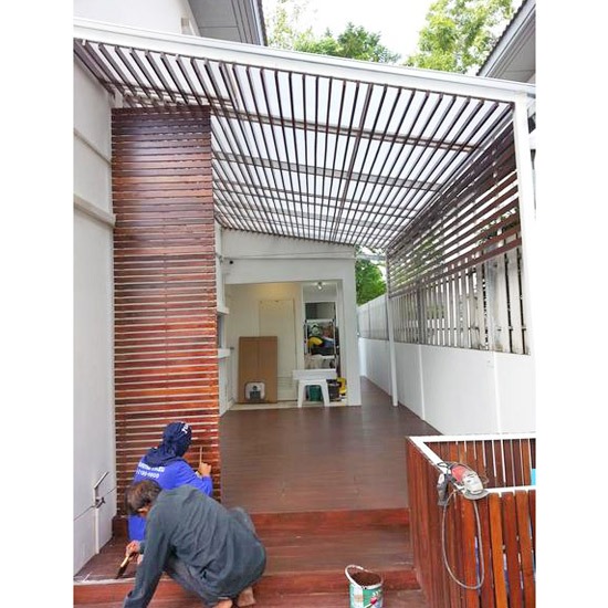 ระเบียงไม้ หลังคามุงแผ่นโพลี่