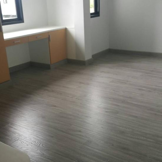 ไม้ปูพื้นลามิเนต ไม้ปูพื้นลามิเนต  ไม้พื้นลามิเนต  รับปูพื้นลามิเนต  ไม้ลามิเนต  พื้นไม้ลามิเนต  vinyl floor  รับปูกระเบื้องยาง  กระเบื้องยางปูพื้น  กระเบื้องยาง  laminate flooring 